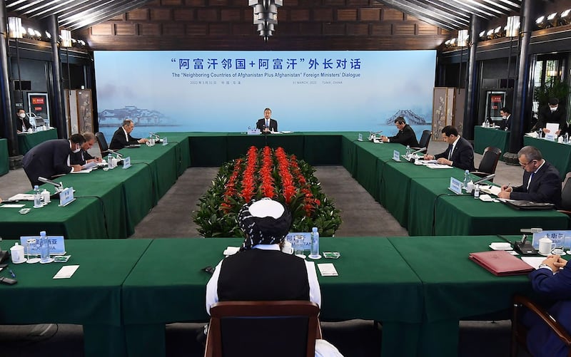 2022年3月31日,中国国务委员兼外长王毅在安徽屯溪主持阿富汗邻国与阿临时政府首次外长对话会。(美联社)