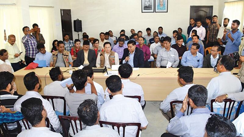 ဘင်္ဂလားဒေ့ရှ်နိုင်ငံ ကော့ဘဇားက မွတ်ဆလင်ဒုက္ခသည်တွေနဲ့ မြန်မာနိုင်ငံခြားရေးဝန်ကြီးဌာန အမြဲတမ်းအတွင်းဝန် ဦးမြင့်သူ ဦးဆောင်တဲ့အဖွဲ့ ၂၀၁၉ ဇူလိုင် ၂၇ ရက်နေ့ကတွေ့ဆုံစဉ်