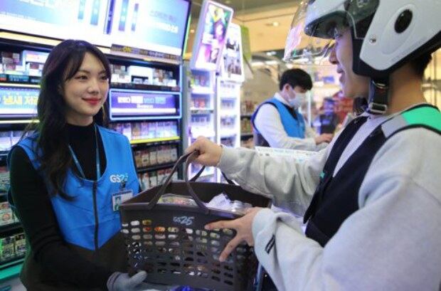 사진은 GS25직원이 요기요로 주문된 배달 상품을 부릉 배달원에게 전달하는 모습. 