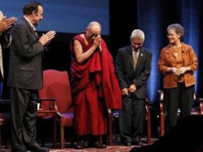 图片:达赖喇嘛与学者在斯坦福大学共同发表演讲(汉藏协会提供)