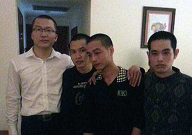 2013年2月06日,王興律師與三名刑滿獲釋的被告黃子富(左二)、楊炳棋(左三)、裴貴(右)見面。 (相片經授權到微博下載使用)