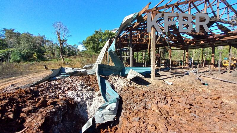 (ဖရူဆိုမြို့နယ် ရီခီးဘူး စစ်ဘေးဒုက္ခသည်စခန်းကို ဇန်နဝါရီ ၁၇ ရက်နေ့က စစ်လေယာဥ်နဲ့ ဗုံးကြဲတိုက်ခိုက်တာကြော င့်ဒုက္ခသည် သုံးဦး သေဆုံးခဲ့ပြီး အဆောက်အအုံများ ပျက်စီးသွားစဥ်) Photo: Karenni Free Burma Rangers