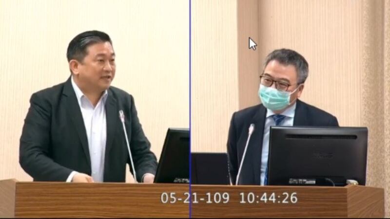 民进党立委王定宇(图左)讽刺中国先开放外人调查真相再说别人隐匿疫情吧。(截图自立法院直播)