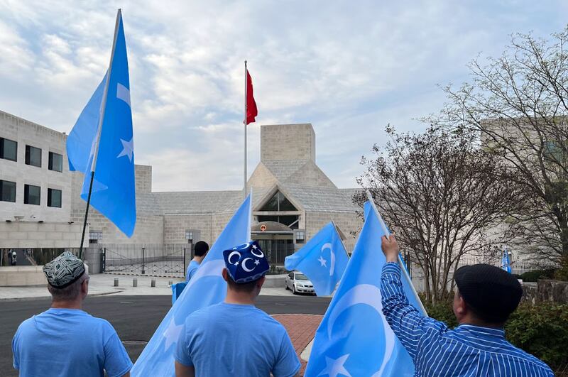 ئامېرىكادا ياشاۋاتقان ئۇيغۇر جامائىتى، دۇنيا ئۇيغۇر قۇرۇلتىيى، ئۇيغۇر ھەرىكىتى قاتارلىق تەشكىلاتلارنىڭ ئورۇنلاشتۇرۇشى بىلەن ئۆتكۈزۈلگەن بارىن ئىنقىلابىنىڭ 33 يىللىقىنى خاتىرىلەش نامايىشىدىن كۆرۈنۈش. 2023-يىلى 5-ئاپرېل، ۋاشىنگتون.