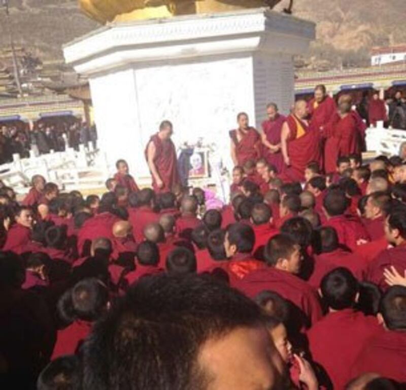 图片：多吉伦珠遗体安放在达赖喇嘛法相前进行祈福。（同仁境内受访人早前提供）