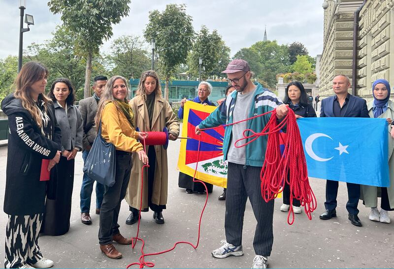 شىۋېيتسارىيە پايتەختى بېرندا ئۆتكۈزۈلگەن «شىۋېيتسارىيە ئۈچۈن قىزىل سىزىق» نامايىشىدا ئاننا لەيسېڭ ۋە خىزمەتداشلىرى سېلىنا موررېل، باسېل ۋە شىۋېيتسارىيە ئۇيغۇر جەمئىيىتى ئەزالىرى، تىبەتلەر شىۋېيتسارىيە پارلامېنتىغا قىزىل سىزىق تەقدىم قىلغان كۆرۈنۈش. 2024-يىلى 18-سېنتەبىر، بېرن، شىۋېيتسارىيە.