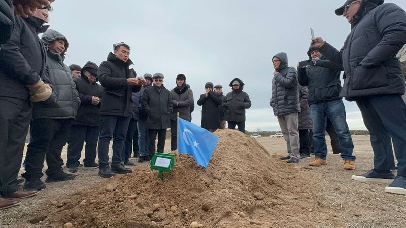 ئامېرىكادىكى تۇنجى ئەۋلاد ئۇيغۇر مۇھاجىرى، شەرقىي تۈركىستان داۋاسىنىڭ ھارماس جەڭچىسى غۇلامىدىن پاختانىڭ دەپنە مۇراسىمى كۆرۈنۈشلىرى. 2025-يىلى 20-فېۋرال، نيۇ-يورك