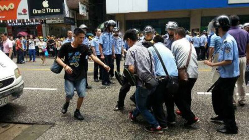 2014年5月17日，御景湖畔業主抗議途中，遭到警方鎮壓，有業主被警員抬走。(業主攝)