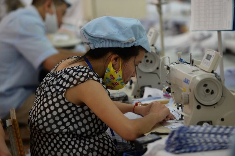 Hình minh họa. Công nhân ở xưởng may của nhà máy may 10 ở ngoại thành Hà Nội hôm 20/10/2015