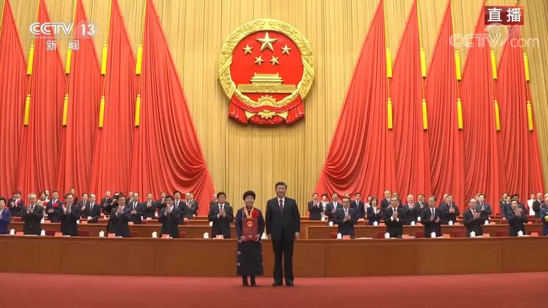 2021年2月25日，习近平向全国脱贫攻坚楷模荣誉称号获得者颁奖。（视频截图）