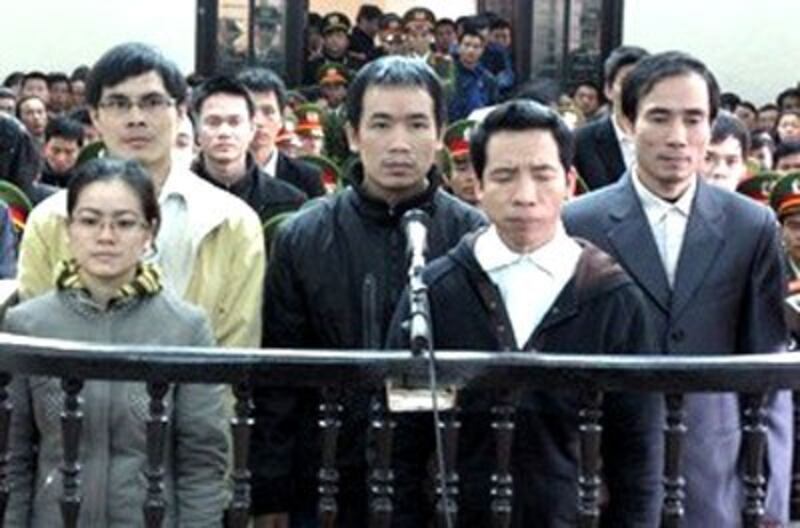 Tòa án Nhân dân tỉnh Nghệ An đã mở phiên tòa sơ thẩm ngày 9/01/2013, xét xử 14 thanh niên về tội hoạt động nhằm lật đổ chính quyền nhân dân
