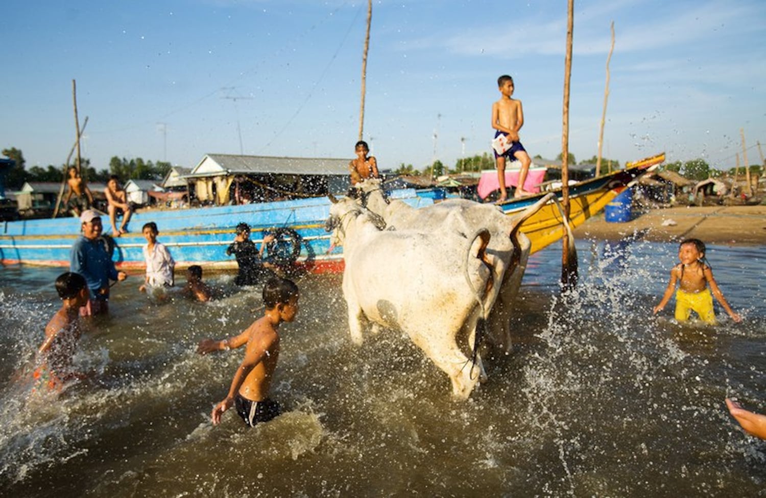 Trẻ em chơi ở khu vực sông Mekong tại huyện An Phú, tỉnh An Giang ngày 21/8/2024. Nguồn ảnh: Tran Viet Duc/RFA