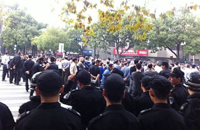 當局出動大批警察戒備，期間一度武力驅趕示威群眾。（照片由寧波網友提供）