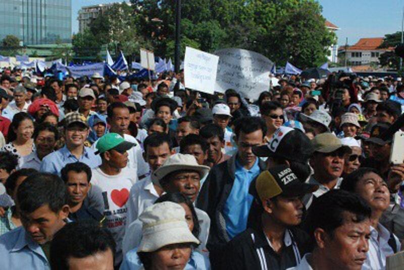 Demonstrators protest against Kem Sokha in Phnom Penh on June 9, 2013. Photo: RFA. 