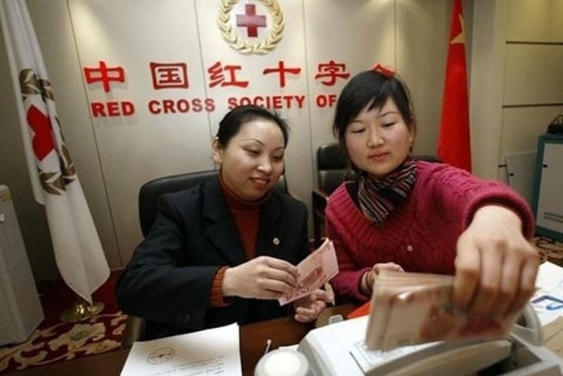 虽然中国红十字会总会试图撇清与郭美美的关系,但围绕中国红十字会总会的信任危机直接影响了中国人慈善捐助的热情。(AFP Photo)