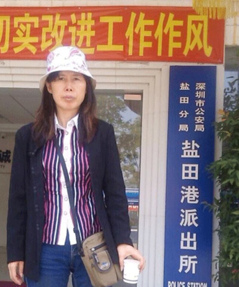 10月31日,廣州維權人士李小玲,到深圳鹽田港派出所,要求釋放張坤樂。(照片來自維權人士)