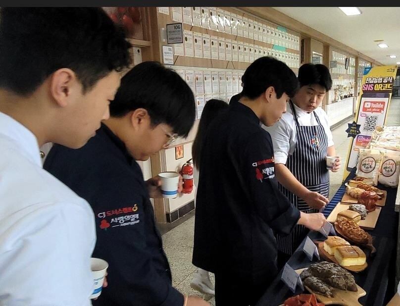 '제8회 초당대학교 총장배 전국 고등학생 요리&제과 경연대회' 참가자들이 가루쌀로 만든 빵을 시식하는 모습. [전남농협 제공·재판매 및 DB 금지]