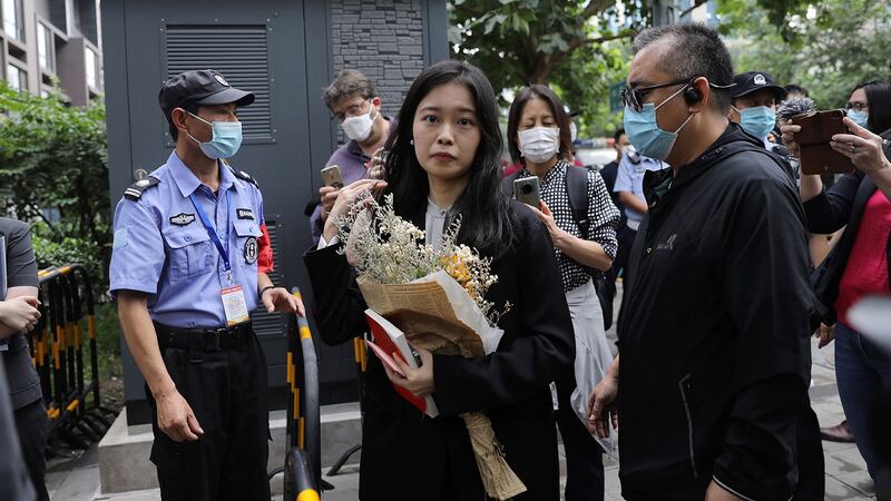 中国央视前实习记者周晓璇（弦子）2021年9月14日抵达北京海淀法院（路透社）