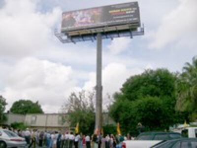 NguyenVanLyBillboard200.jpg