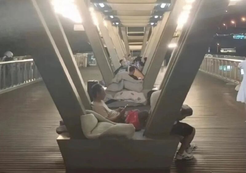 上海火車站周邊都是流浪漢。（網絡圖片）