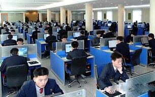 북한 평양 김일성종합대학 학생들이 전자도서관에서 학습하고 있다.