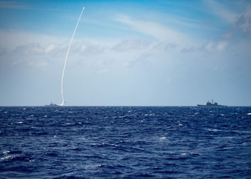 美國第七艦隊通過臉書發布圖片，顯示美軍貝瑞號驅逐艦向中共的「大門口」菲律賓海發射一枚導彈。（美國第七艦隊臉書圖片）