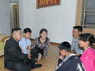 북한 김정은 국방위원회 제1위원장이 창전거리 살림집에 입주한 한 노동자의 가정을 방문하는 모습. 벽에 '장군님 식솔'이라는 액자가 걸려있다.