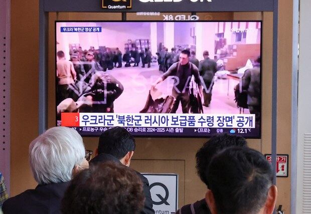 북한이 러시아를 돕기 위해 우크라이나전에 대규모 특수부대를 파병하고 있는 것으로 알려진 가운데 지난 20일 오전 서울역 대합실에서 시민들이 관련 방송 뉴스를 지켜보고 있다.