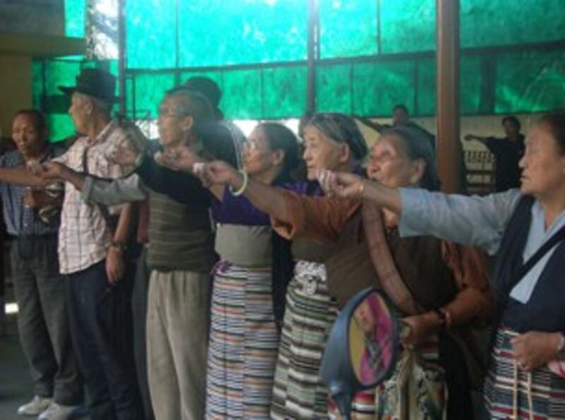 图片：达兰萨拉流亡藏人在“拉萨9.27抗暴运动二十五周年纪念日”活动举行炜桑祈福。（记者丹珍摄）