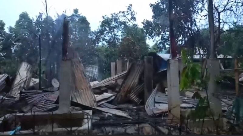 မောင်တောမြို့နယ် ဝေသာလီရွာမှ မီးရှို့ခံရသည့် နေအိမ်အချို့အား ၂၀၂၄ ခုနှစ် မေလ ၇ ရက်နေ့က တွေ့ရစဉ်။ (Photo: Citizen Journalist)