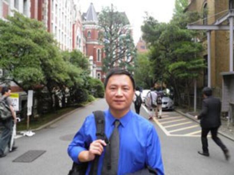 图片：王丹3号在日本庆应大学发表演讲。近百名庆应大学的学生与中国留学生参加了演讲会。（南洲摄）