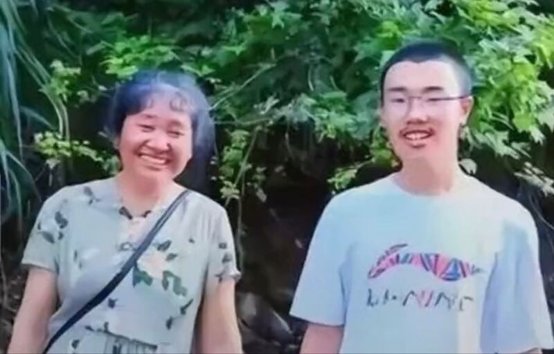 胡鑫宇生前和母親合影。（網絡圖片）