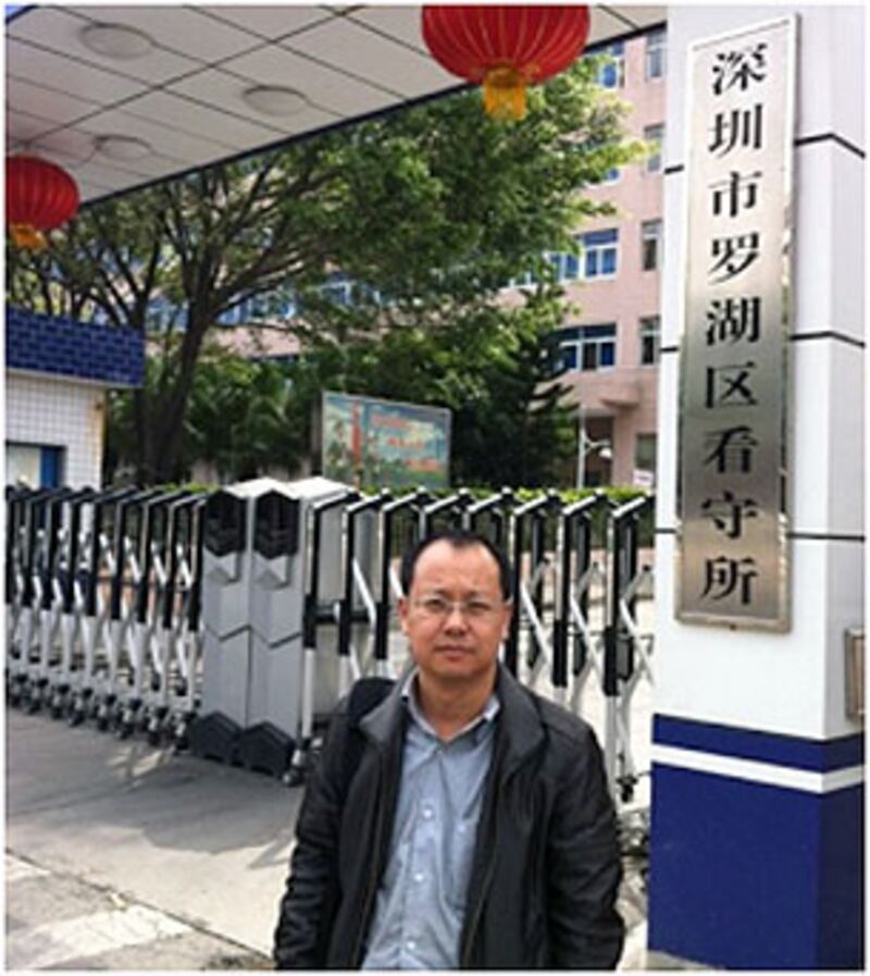 北京律師劉曉原2月20日在羅湖看守所會見王登朝。(劉曉原提供)