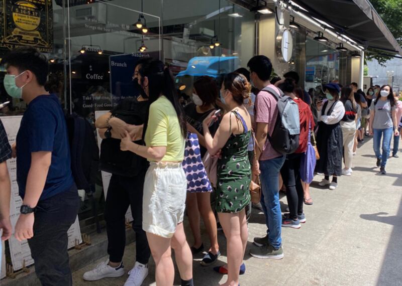2020年5月1日,市民在黃店外大排長龍。(劉少風 攝)