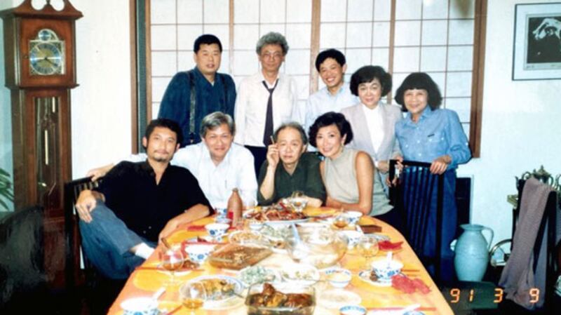 李怡(前左二)與黎智英(後左一)相識於九十年代。(受訪者提供)