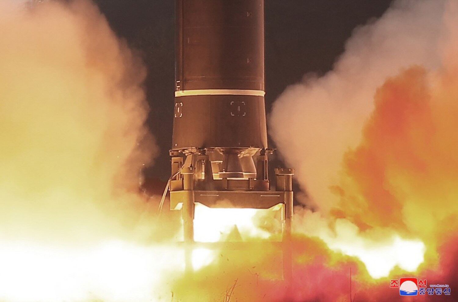 북한이 지난 24일 신형 대륙간탄도미사일(ICBM) '화성-17형'을 시험 발사하고 있다.