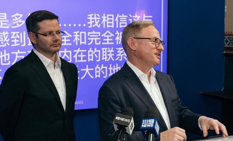 澳大利亞新南威爾士州藝術部長Ben Franklin(右)宣布州政府資助「澳大利亞華人博物館」228萬澳元的消息。(Ben Franklin推特圖片)
