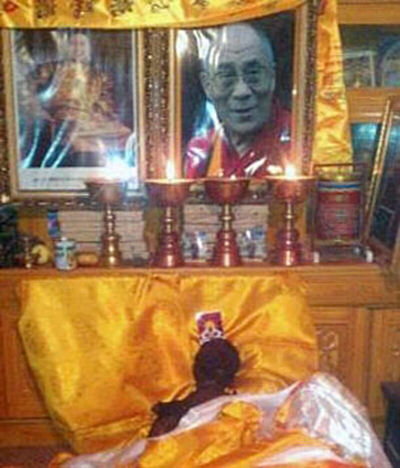 僧人替死者誦經約兩小時,崗察鄉大批民眾前往悼念,遺體當晚火化。(照片由維權人士提供)
