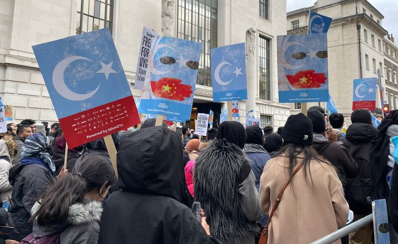 数百名穆斯林周六(13日)在英国伦敦的中国大使馆外集会，抗议中共对国内维吾尔人的迫害（吕熙摄）