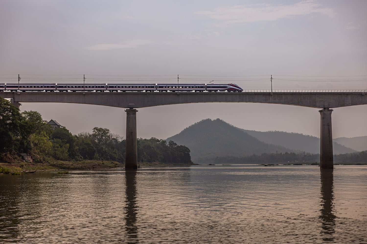 Rising theft of cables and bolts along the Laos-China railway