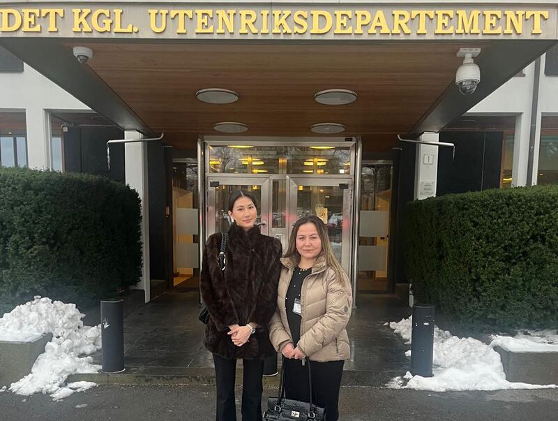 نورۋېگىيە ئۇيغۇر كومىتېتىنىڭ رەئىسى خەلچەم مەمتىمىن ۋە كومىتېت ئەزاسى رۇمەيسا تۇرسۇن خانىملار نورۋېگىيە تاشقى ئىشلار ئىشخانىسى ئالدىدا. 2025-يىلى 13-يانۋار، ئوسلو.