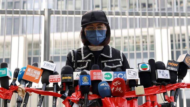 2021 年 10 月 20 日，在香港，“陈同佳案” 死者潘晓颖的母亲向媒体发表讲话。 （路透社）