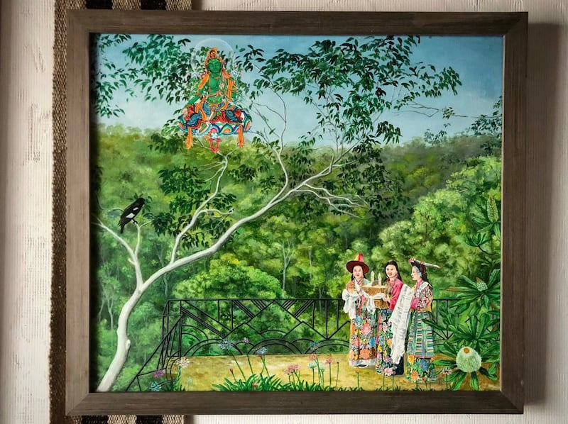 居住澳洲的藏人艺术家Karma Phuntsok画的绿度母与图伯特多卫康三地的女子。(唯色拍摄)