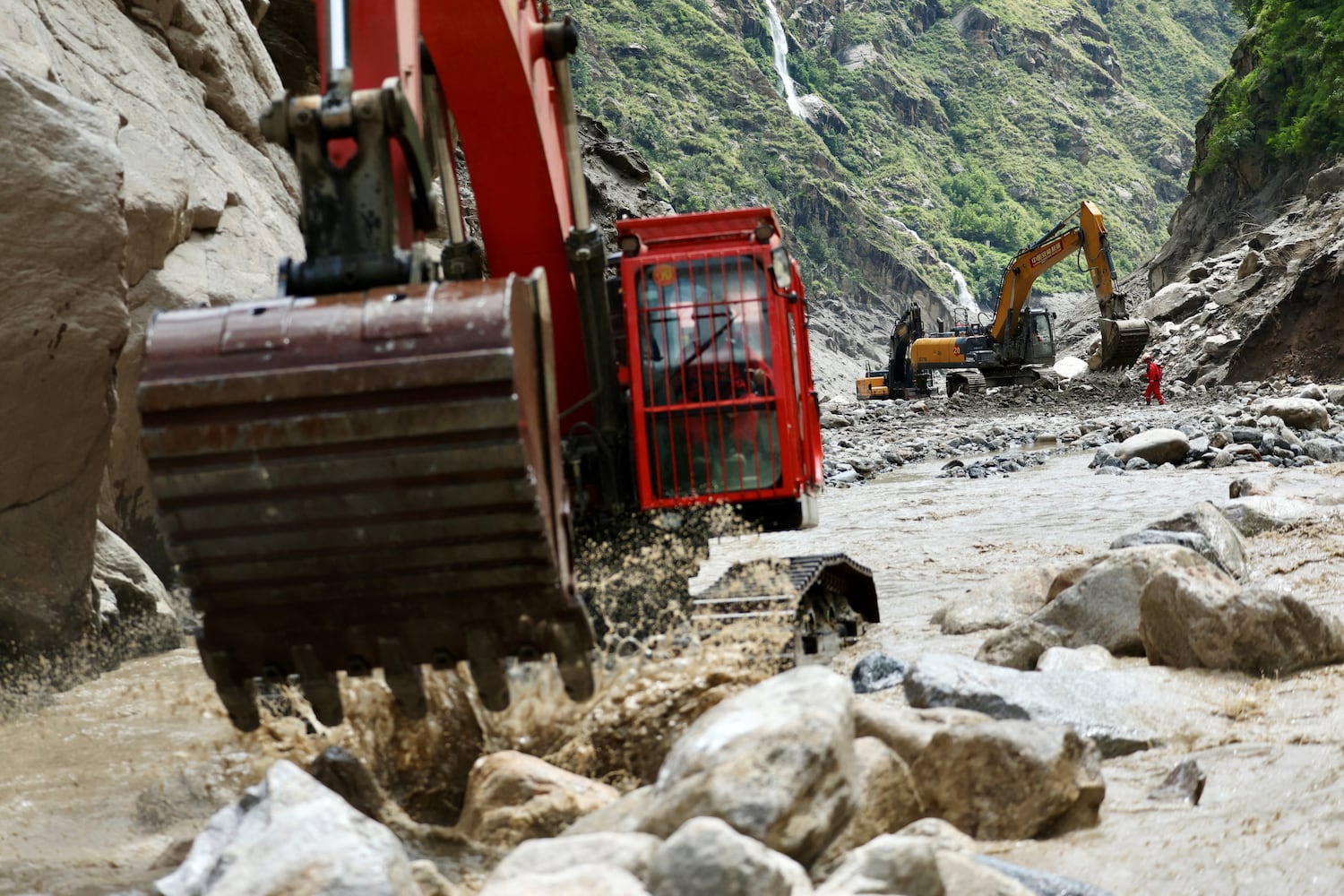 སྐར་མ་གསུམ་གྱི་ནང་ལ་ཡོད་ཚད་འཁྱེར་བའི་ཆུ་རུད།