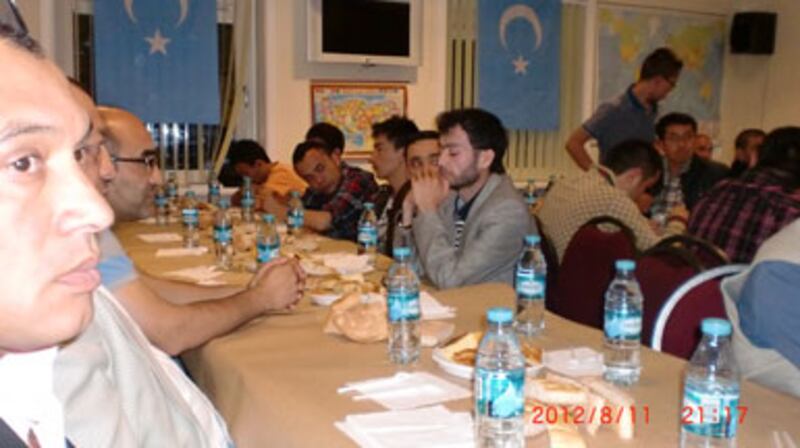 ئۇيغۇرلار ئىپتار ۋاقتىنى كۈتمەكتە. 2012-يىلى 11-ئاۋغۇست، گوللاندىيە.