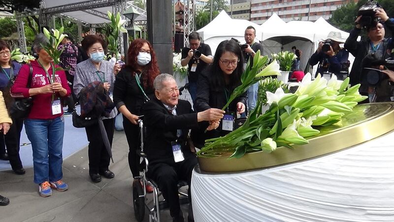二二八家属亲友向二二八受难者献花追思。(记者夏小华摄)