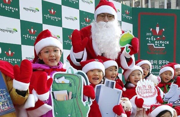 서울 청계광장에서 열린 초록우산 어린이재단 산타원정대 출범행사에서 꼬마산타들이 "어린이들의 소원을 들어주세요"를 외치고 있다. 
