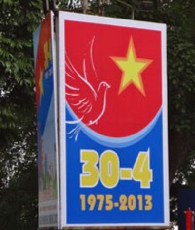 Bảng hiệu tuyên truyền cho ngày 30 tháng 4 ở Hà Nội. RFA photo