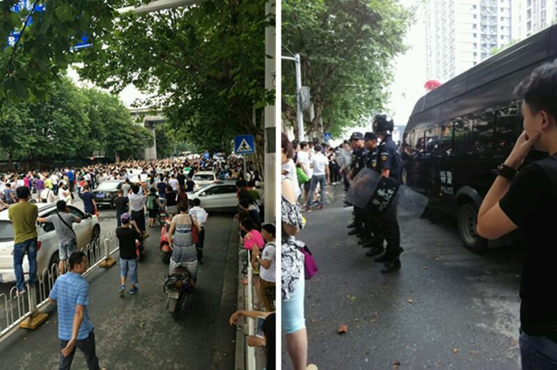 示威者一度衝出馬路，警察到場戒備。 (現場人士攝)