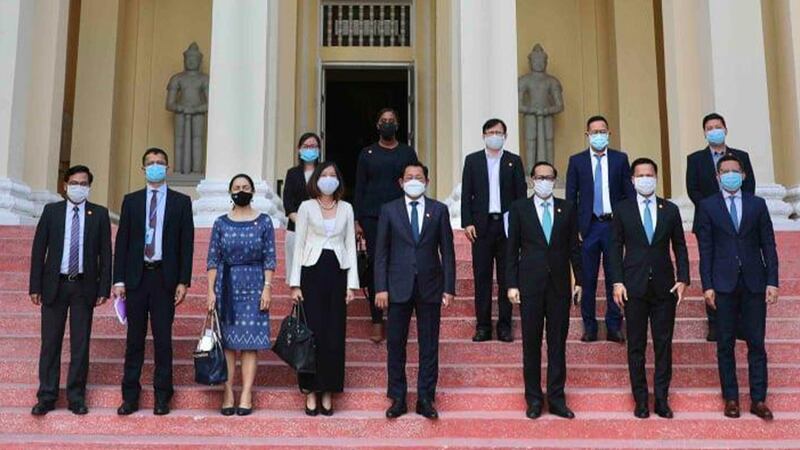 UN_meet_government_official.jpg